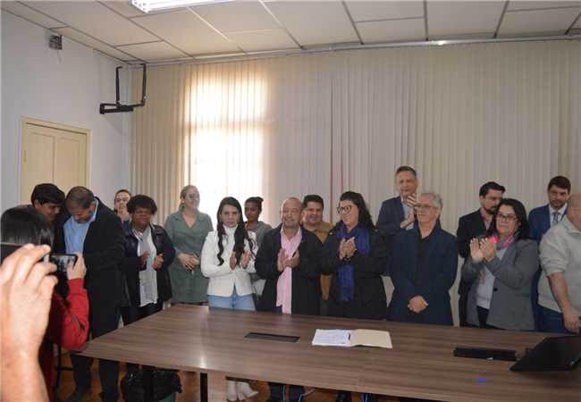 Prefeita Imaculada sanciona a lei do novo estatuto do servidor de Manhuaçu
